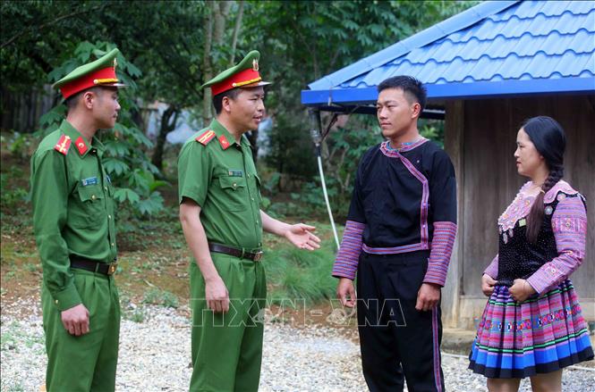 Công an xã Vân Hồ thường xuyên xuống cơ sở, gặp gỡ cũng như vận động nhân dân tố giác tội phạm. Ảnh: Phạm Kiên - TTXVN