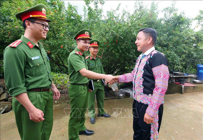 Cán bộ, chiến sĩ Công an xã Vân Hồ thường xuyên gặp gỡ, thăm hỏi các già làng, trưởng bản để nắm bắt tâm tư, tình cảm của đồng bào dân tộc. Ảnh: Phạm Kiên - TTXVN