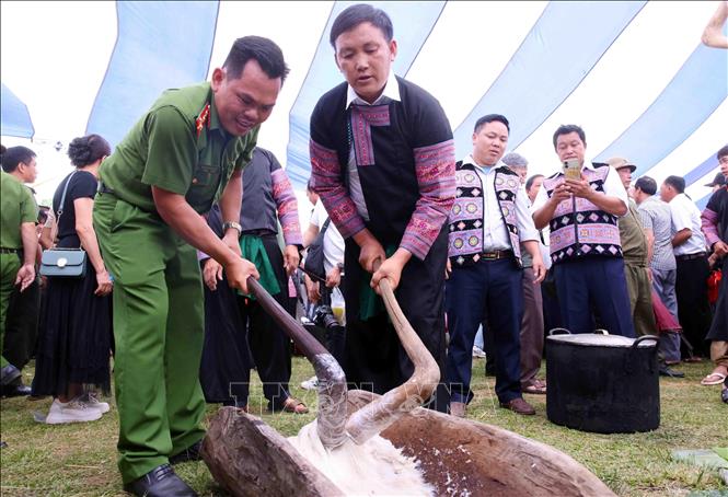 Cán bộ, chiến sĩ Công an xã Vân Hồ cùng người dân giã bánh giầy tại Ngày hội 