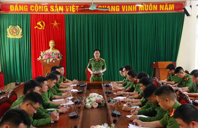 Công an xã Vân Hồ (Sơn La) họp triển khai công việc đảm bảo An ninh trật tự trên địa bàn phụ trách. Ảnh: Phạm Kiên - TTXVN