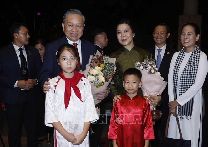 Cán bộ, nhân viên Đại sứ quán và cộng đồng người Việt Nam tại Singapore đón Tổng Bí thư, Chủ tịch nước Tô Lâm và Phu nhân. Ảnh: Thống Nhất – TTXVN