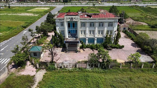 Trụ sở Bảo hiểm xã hội huyện Thạch Hà cũ (xã Lộc Hà) hiện không còn được sử dụng. Ảnh: Hữu Quyết – TTXVN