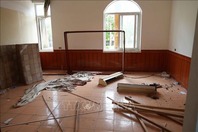 Các trang thiết bị bên trong Nhà khách huyện Đức Thọ cũ hiện đã hư hỏng. Ảnh: Hữu Quyết – TTXVN