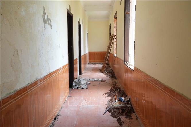 Cơ sở vật chất bên trong Nhà khách huyện Đức Thọ cũ hiện đã hư hỏng. Ảnh: Hữu Quyết – TTXVN