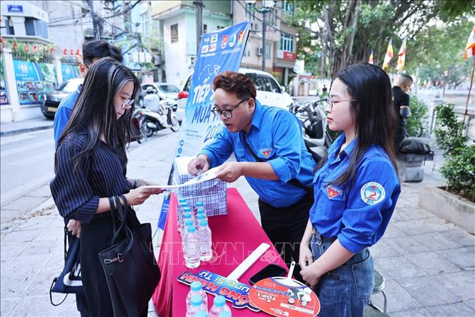 Đoàn viên thanh niên Thủ đô triển khai các hoạt động tiếp sức cho thí sinh tại điểm thi Trường THPT Trần Nhân Tông. Ảnh: Minh Đức - TTXVN6 diễn 