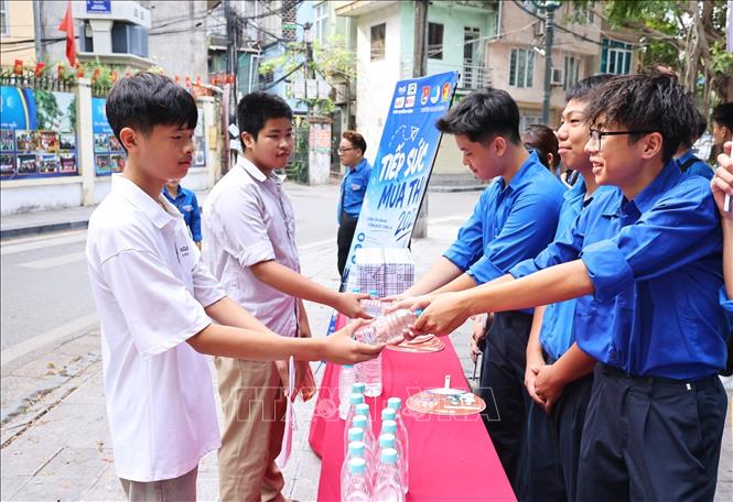 Đoàn viên thanh niên Thủ đô triển khai các hoạt động tiếp sức cho thí sinh tại điểm thi Trường THPT Trần Nhân Tông. Ảnh: Minh Đức - TTXVN