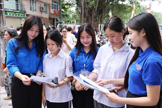 Đoàn viên thanh niên Thủ đô triển khai các hoạt động tiếp sức cho thí sinh tại điểm thi Trường THPT Trần Nhân Tông. Ảnh: Minh Đức - TTXVN
