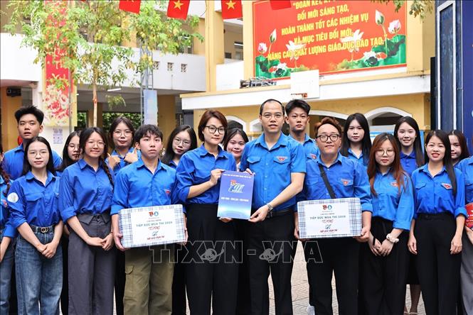 Đồng chí Nguyễn Tiến Hưng, Bí thư Thành đoàn Hà Nội trao tặng quà động viên thanh niên tình nguyện tại điểm thi Trường THPT Trần Nhân Tông. Ảnh: Minh Đức - TTXVN
