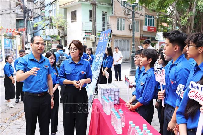 Đồng chí Nguyễn Tiến Hưng, Bí thư Thành đoàn Hà Nội động viên thanh niên tình nguyện tại điểm thi Trường THPT Trần Nhân Tông. Ảnh: Minh Đức - TTXVN