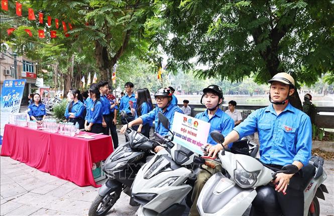Đoàn viên thanh niên Thủ đô triển khai hoạt động tiếp sức cho các thí sinh tại điểm thi Trường THPT Trần Nhân Tông. Ảnh: Minh Đức - TTXVN