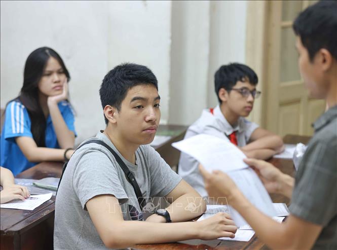 Thí sinh nghe phổ biến quy chế thi tại điểm thi Trường THPT Trần Phú - Hoàn Kiếm (phường Cửa Nam). Ảnh: Thanh Tùng - TTXVN