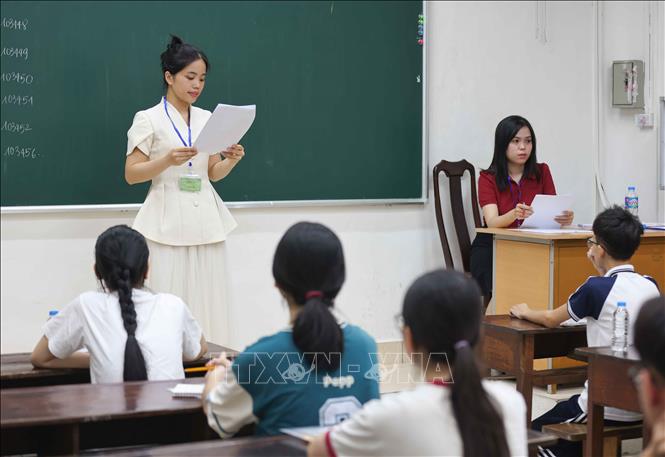 Giám thị tại điểm thi Trường THPT Trần Phú - Hoàn Kiếm (phường Cửa Nam) phổ biến quy chế và lịch thi cho các thí sinh. Ảnh: Thanh Tùng - TTXVN