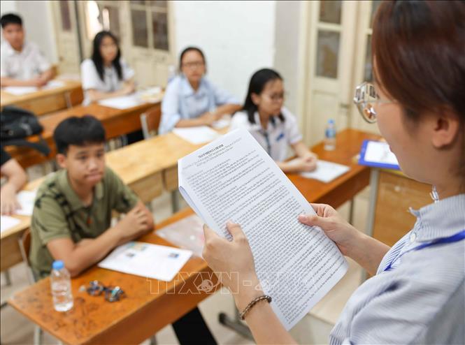 Giám thị tại điểm thi Trường THPT Trần Phú - Hoàn Kiếm (phường Cửa Nam) phổ biến quy chế và lịch thi cho các thí sinh. Ảnh: Thanh Tùng - TTXVN