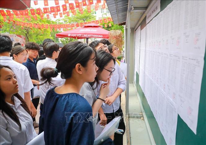 Thí sinh kiểm tra thông tin phòng thi tại điểm thi Trường THPT Đoàn Kết - Hai Bà Trưng (phường Bạch Mai). Ảnh: Khánh Hoà - TTXVN