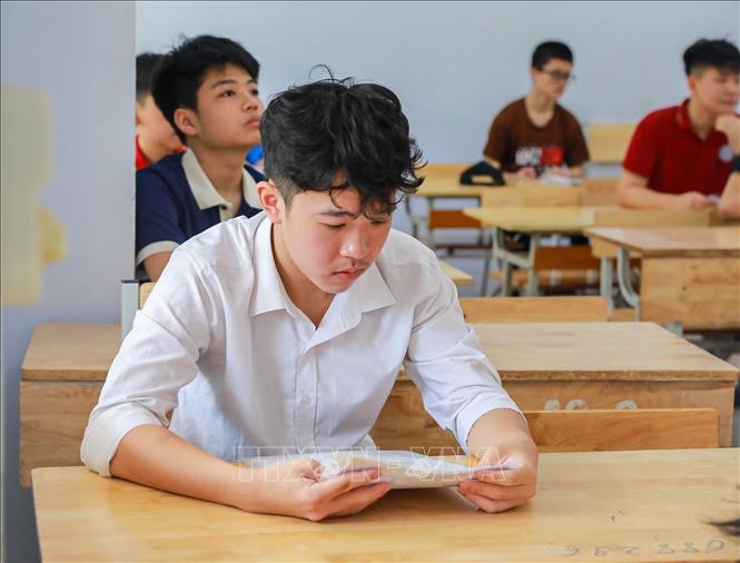 Thí sinh tại điểm thi Trường THPT Đoàn Kết - Hai Bà Trưng (phường Bạch Mai) kiểm tra thông tin cá nhân tại phòng thi. Ảnh: Khánh Hoà - TTXVN 