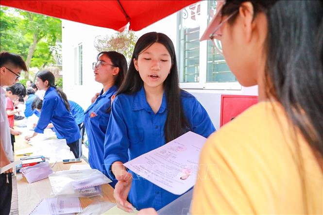 Lực lượng thanh niên tình nguyện hỗ trợ thí sinh tại điểm thi Trường THPT Đoàn Kết - Hai Bà Trưng (phường Bạch Mai). Ảnh: Khánh Hoà - TTXVN