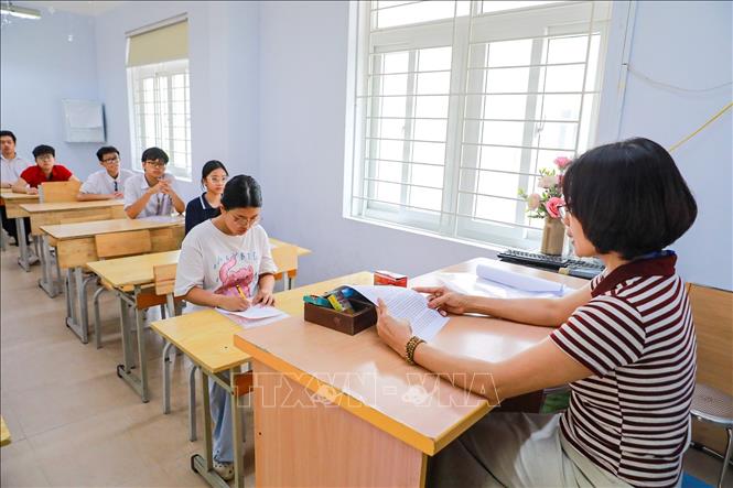 Giám thị phổ biến quy chế thi tại điểm thi Trường THPT Đoàn Kết - Hai Bà Trưng (phường Bạch Mai). Ảnh: Khánh Hoà - TTXVN