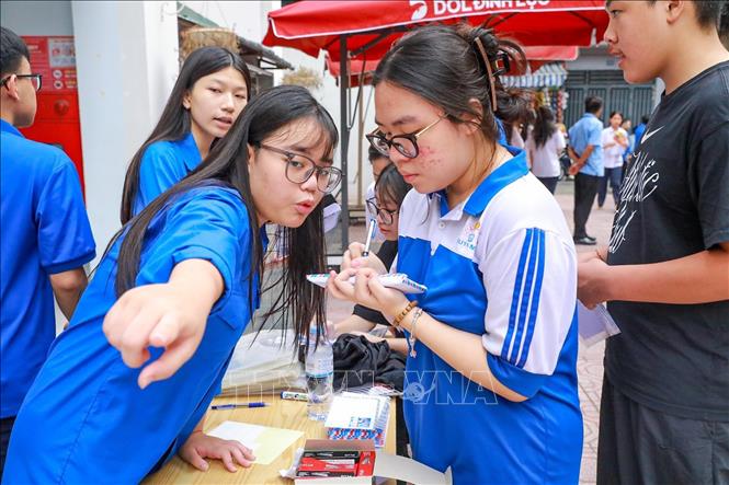 Lực lượng thanh niên tình nguyện hỗ trợ thí sinh tại điểm thi Trường THPT Đoàn Kết - Hai Bà Trưng (phường Bạch Mai). Ảnh: Khánh Hoà - TTXVN