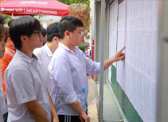 Thí sinh kiểm tra thông tin phòng thi tại điểm thi Trường THPT Đoàn Kết - Hai Bà Trưng (phường Bạch Mai). Ảnh: Khánh Hoà - TTXVN