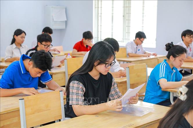 Thí sinh tại Điểm thi trường THPT Đoàn Kết - Hai Bà Trưng (phường Bạch Mai) kiểm tra thông tin cá nhân tại phòng thi. Ảnh: Khánh Hoà - TTXVN 