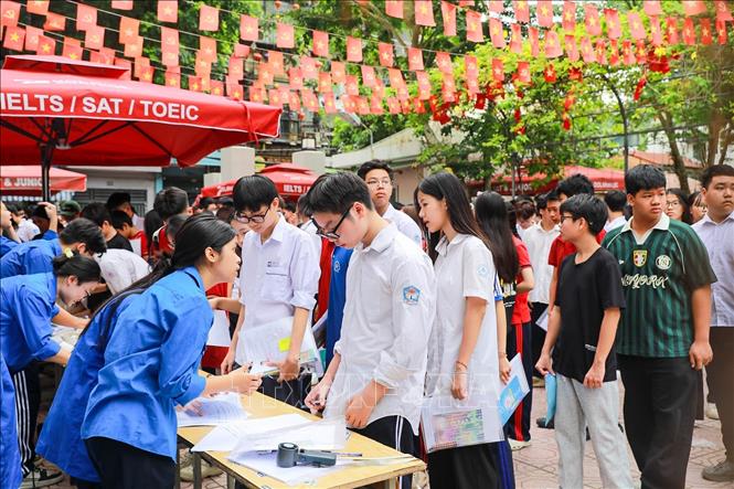 Lực lượng thanh niên tình nguyện hỗ trợ thí sinh tại Điểm thi trường THPT Đoàn Kết - Hai Bà Trưng (phường Bạch Mai). Ảnh: Khánh Hoà - TTXVN