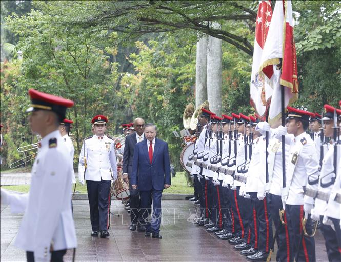 Tổng Bí thư, Chủ tịch nước Tô Lâm và Tổng thống Singapore Tharman Shanmugaratnam duyệt Đội danh dự. Ảnh: Thống Nhất – TTXVN