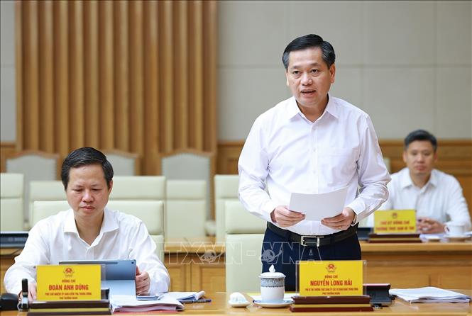 Đồng chí Nguyễn Long Hải, Phó Bí thư Thường trực Đảng ủy các cơ quan Đảng Trung ương, Phó Trưởng Đoàn báo cáo kết quả kiểm tra tại Ban Thường vụ Đảng uỷ Chính phủ. Ảnh: Dương Giang – TTXVN