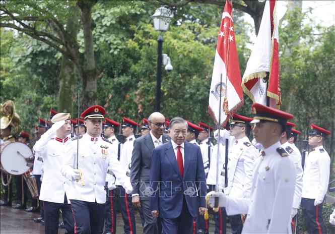 Tổng Bí thư, Chủ tịch nước Tô Lâm và Tổng thống Singapore Tharman Shanmugaratnam duyệt Đội danh dự. Ảnh: Thống Nhất – TTXVN