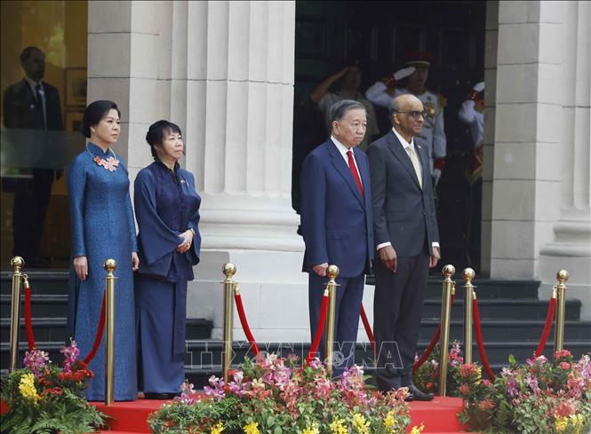 Tổng Bí thư, Chủ tịch nước Tô Lâm và Tổng thống Singapore Tharman Shanmugaratnam trên bục danh dự, nghe Quân nhạc cử Quốc thiều hai nước. Ảnh: Thống Nhất – TTXVN