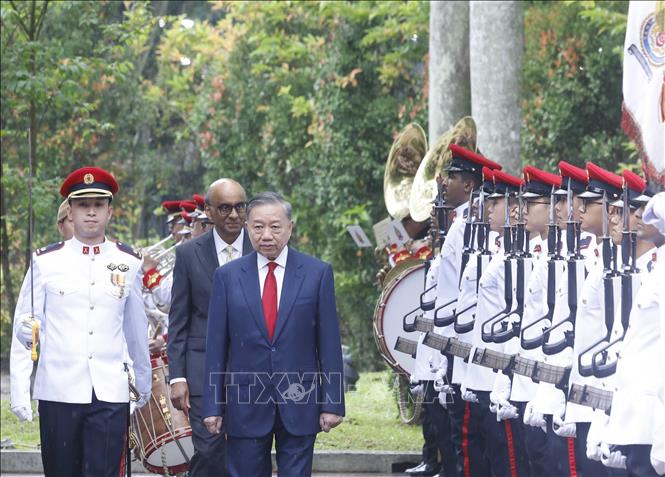 Tổng Bí thư, Chủ tịch nước Tô Lâm và Tổng thống Singapore Tharman Shanmugaratnam duyệt Đội danh dự. Ảnh: Thống Nhất – TTXVN