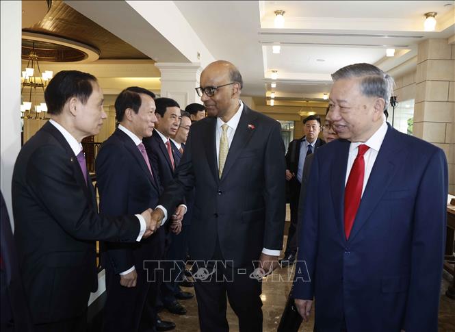 Tổng Bí thư, Chủ tịch nước Tô Lâm giới thiệu với Tổng thống Singapore Tharman Shanmugaratnam thành viên đoàn đại biểu cấp cao Việt Nam dự Lễ đón. Ảnh: Thống Nhất – TTXVN