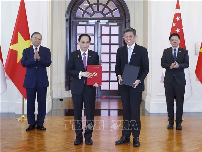 Tổng Bí thư, Chủ tịch nước Tô Lâm và Thủ tướng Singapore Lawrence Wong chứng kiến lễ trao các văn kiện hợp tác giữa hai nước. Ảnh: Thống Nhất – TTXVN
