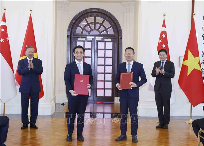 Tổng Bí thư, Chủ tịch nước Tô Lâm và Thủ tướng Singapore Lawrence Wong chứng kiến lễ trao các văn kiện hợp tác giữa hai nước. Ảnh: Thống Nhất – TTXVN