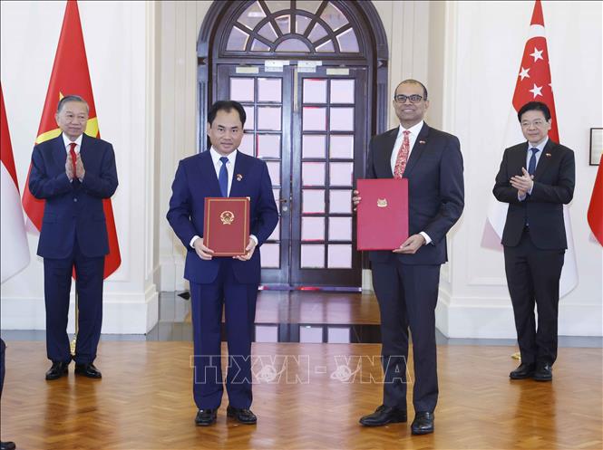 Tổng Bí thư, Chủ tịch nước Tô Lâm và Thủ tướng Singapore Lawrence Wong chứng kiến lễ trao các văn kiện hợp tác giữa hai nước. Ảnh: Thống Nhất – TTXVN
