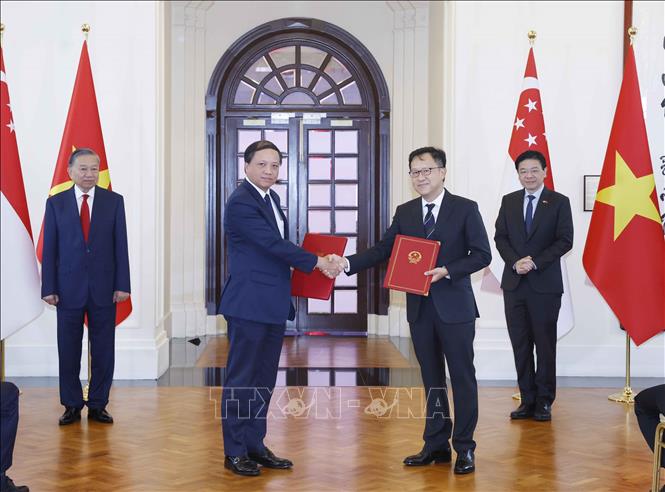 Tổng Bí thư, Chủ tịch nước Tô Lâm và Thủ tướng Singapore Lawrence Wong chứng kiến lễ trao các văn kiện hợp tác giữa hai nước. Ảnh: Thống Nhất – TTXVN