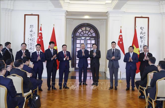 Tổng Bí thư, Chủ tịch nước Tô Lâm và Thủ tướng Singapore Lawrence Wong chứng kiến lễ trao các văn kiện hợp tác giữa hai nước. Ảnh: Thống Nhất – TTXVN