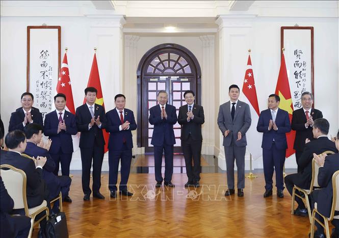 Tổng Bí thư, Chủ tịch nước Tô Lâm và Thủ tướng Singapore Lawrence Wong chứng kiến lễ trao các văn kiện hợp tác giữa hai nước. Ảnh: Thống Nhất – TTXVN