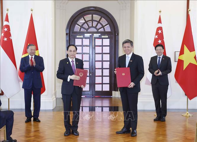 Tổng Bí thư, Chủ tịch nước Tô Lâm và Thủ tướng Singapore Lawrence Wong chứng kiến lễ trao các văn kiện hợp tác giữa hai nước. Ảnh: Thống Nhất – TTXVN
