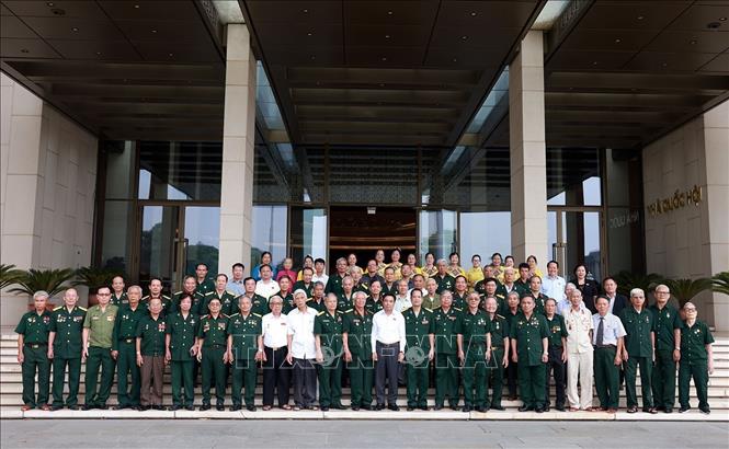 Phó Chủ tịch Quốc hội Nguyễn Doãn Anh chụp ảnh cùng các đại biểu Bảo tàng Chiến sĩ cách mạng bị địch bắt tù đày. Ảnh: Tuấn Anh -TTXVN