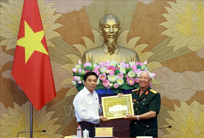 Phó Chủ tịch Quốc hội Nguyễn Doãn Anh tặng quà cho Bảo tàng Chiến sĩ cách mạng bị địch bắt tù đày. Ảnh: Tuấn Anh -TTXVN