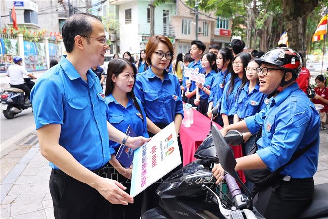 Đồng chí Nguyễn Tiến Hưng, Bí thư Thành đoàn Hà Nội động viên thanh niên tại điểm thi Trường THPT Trần Nhân Tông. Ảnh: Minh Đức - TTXVN