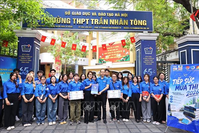 Đồng chí Nguyễn Tiến Hưng, Bí thư Thành đoàn Hà Nội trao tặng quà động viên thanh niên tại điểm thi Trường THPT Trần Nhân Tông. Ảnh: Minh Đức - TTXVN