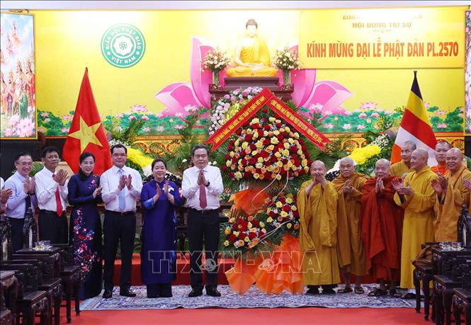Chủ tịch Quốc hội Trần Thanh Mẫn thay mặt lãnh đạo Đảng, Nhà nước, Mặt trận Tổ quốc Việt Nam và Hòa thượng Thích Thiện Nhơn, Phó Pháp chủ Hội đồng chứng minh, Chủ tịch Hội đồng trị sự Trung ương Giáo hội Phật giáo Việt Nam với các đại biểu. Ảnh: Văn Điệp – TTXVN 