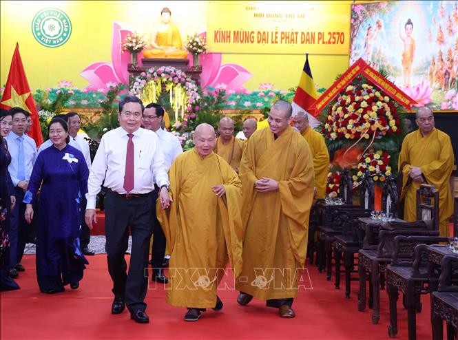 Chủ tịch Quốc hội Trần Thanh Mẫn thay mặt lãnh đạo Đảng, Nhà nước, Mặt trận Tổ quốc Việt Nam tặng hoa, chúc mừng Hòa thượng Thích Thiện Nhơn, Phó Pháp chủ Hội đồng chứng minh, Chủ tịch Hội đồng trị sự Trung ương Giáo hội Phật giáo Việt Nam. Ảnh: Văn Điệp – TTXVN 