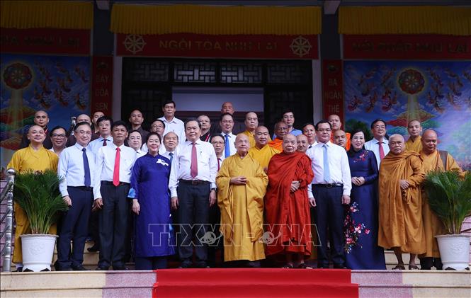Chủ tịch Quốc hội Trần Thanh Mẫn thay mặt lãnh đạo Đảng, Nhà nước, Mặt trận Tổ quốc Việt Nam và Hòa thượng Thích Thiện Nhơn, Phó Pháp chủ Hội đồng chứng minh, Chủ tịch Hội đồng trị sự Trung ương Giáo hội Phật giáo Việt Nam với các đại biểu. Ảnh: Văn Điệp – TTXVN 