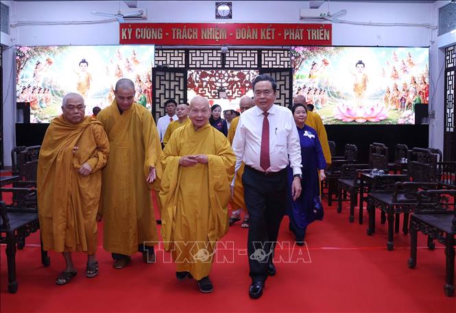 Chủ tịch Quốc hội Trần Thanh Mẫn thăm, chúc mừng Hòa thượng Thích Thiện Nhơn, Phó Pháp chủ Hội đồng chứng minh, Chủ tịch Hội đồng trị sự Trung ương Giáo hội Phật giáo Việt Nam. Ảnh: Văn Điệp – TTXVN 