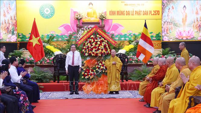 Chủ tịch Quốc hội Trần Thanh Mẫn thay mặt lãnh đạo Đảng, Nhà nước, Mặt trận Tổ quốc Việt Nam tặng hoa, chúc mừng Hòa thượng Thích Thiện Nhơn, Phó Pháp chủ Hội đồng chứng minh, Chủ tịch Hội đồng trị sự Trung ương Giáo hội Phật giáo Việt Nam. Ảnh: Văn Điệp – TTXVN 