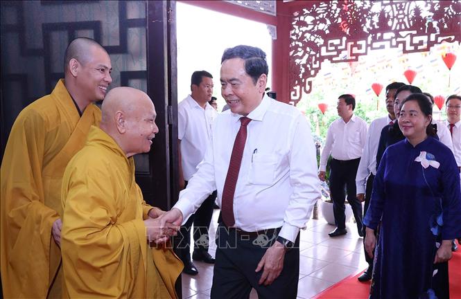 Chủ tịch Quốc hội Trần Thanh Mẫn thăm, chúc mừng Hòa thượng Thích Thiện Nhơn, Phó Pháp chủ Hội đồng chứng minh, Chủ tịch Hội đồng trị sự Trung ương Giáo hội Phật giáo Việt Nam. Ảnh: Văn Điệp – TTXVN 