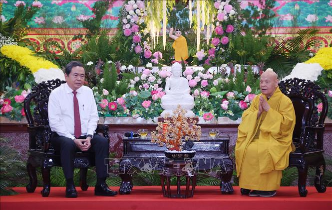 Chủ tịch Quốc hội Trần Thanh Mẫn thăm, chúc mừng Hòa thượng Thích Thiện Nhơn, Phó Pháp chủ Hội đồng chứng minh, Chủ tịch Hội đồng trị sự Trung ương Giáo hội Phật giáo Việt Nam. Ảnh: Văn Điệp – TTXVN 