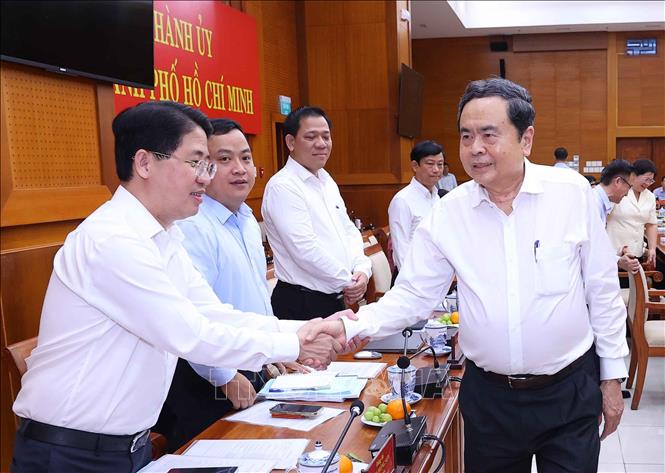 Chủ tịch Quốc hội Trần Thanh Mẫn với các đại biểu. Ảnh: Văn Điệp – TTXVN	
